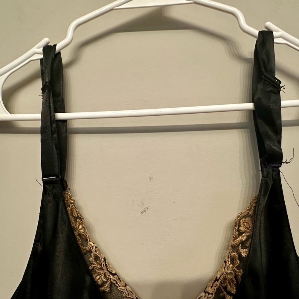 Vintage Y2K Era Secret Treasures Black Chemise with Gold Accents XL - Picture 5 of 8